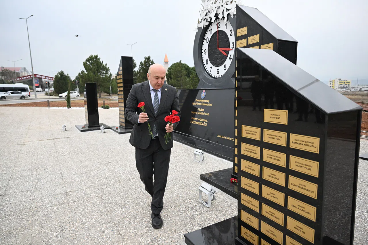 KSÜ Rektörü, Deprem Şehitleri Anıtı’na Karanfil Bıraktı