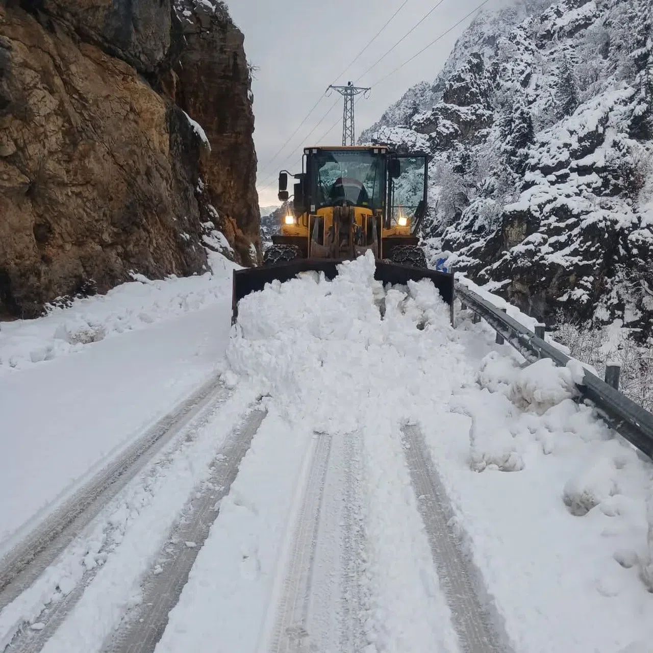 Onikişubat'ta Kar Yağışı Nedeniyle Yol Açma ve Tuzlama Çalışmaları Sürüyor