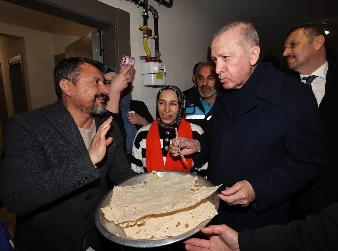 Cumhurbaşkanı Erdoğan, evlerine kavuşan depremzede aileyi ziyaret etti
