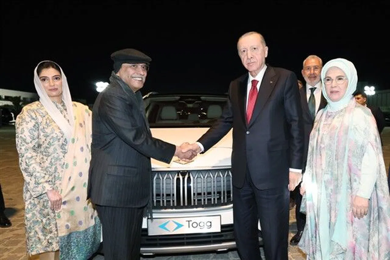 Cumhurbaşkanı Erdoğan, Pakistan Cumhurbaşkanı'na Togg aracı hediyesi