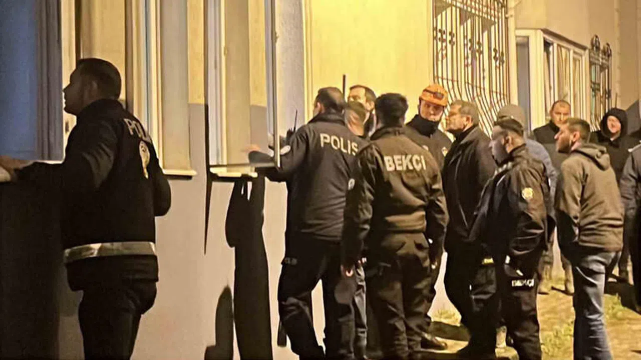 Çenesine silah dayayıp boşandığı eşinin gelmesini istedi