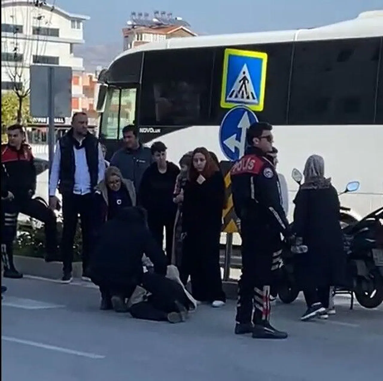 Motorlu bisiklet ile cenaze aracı çarpıştı: 2 yaralı