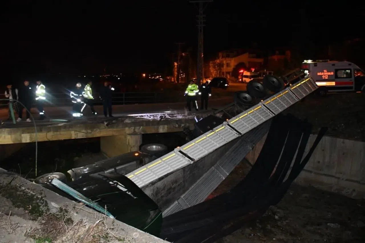 Köprüden uçan tırın sürücüsü aracı bırakıp kayıplara karıştı