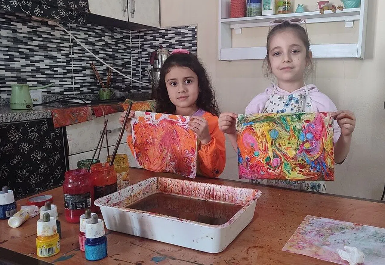 Kahramanmaraş'ta 6 yaşında Ebru sanatına başladı
