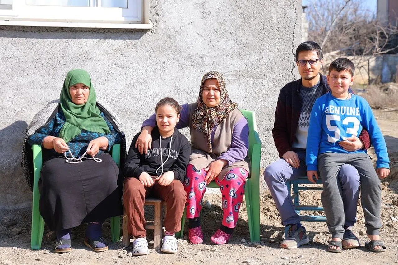 Kahramanmaraş'ta Enkazdan çıkardığı çocuklarla buluştu