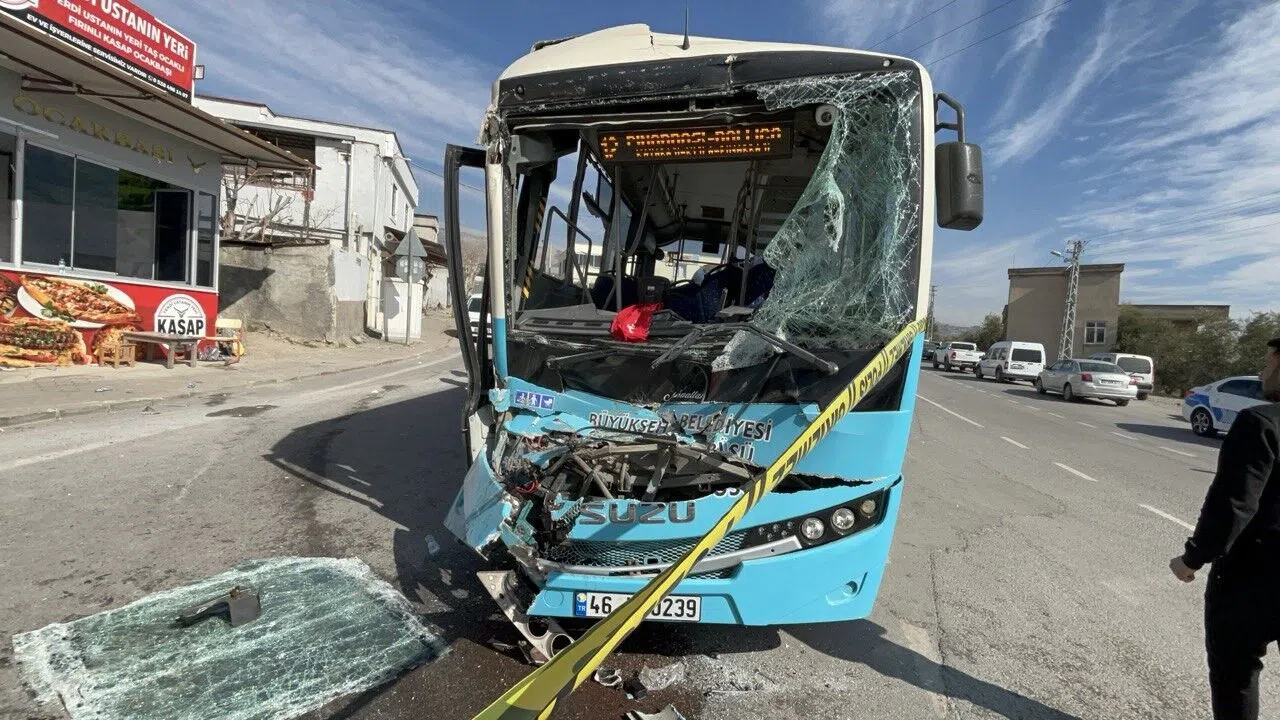 Freni patlayan kamyon ortalığı savaş alanına çevirdi: 6 yaralı