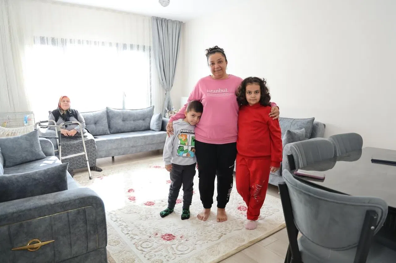 Depremde evleri ağır hasar alan aile, TOKİ konutlarında artık güvenle yaşıyor