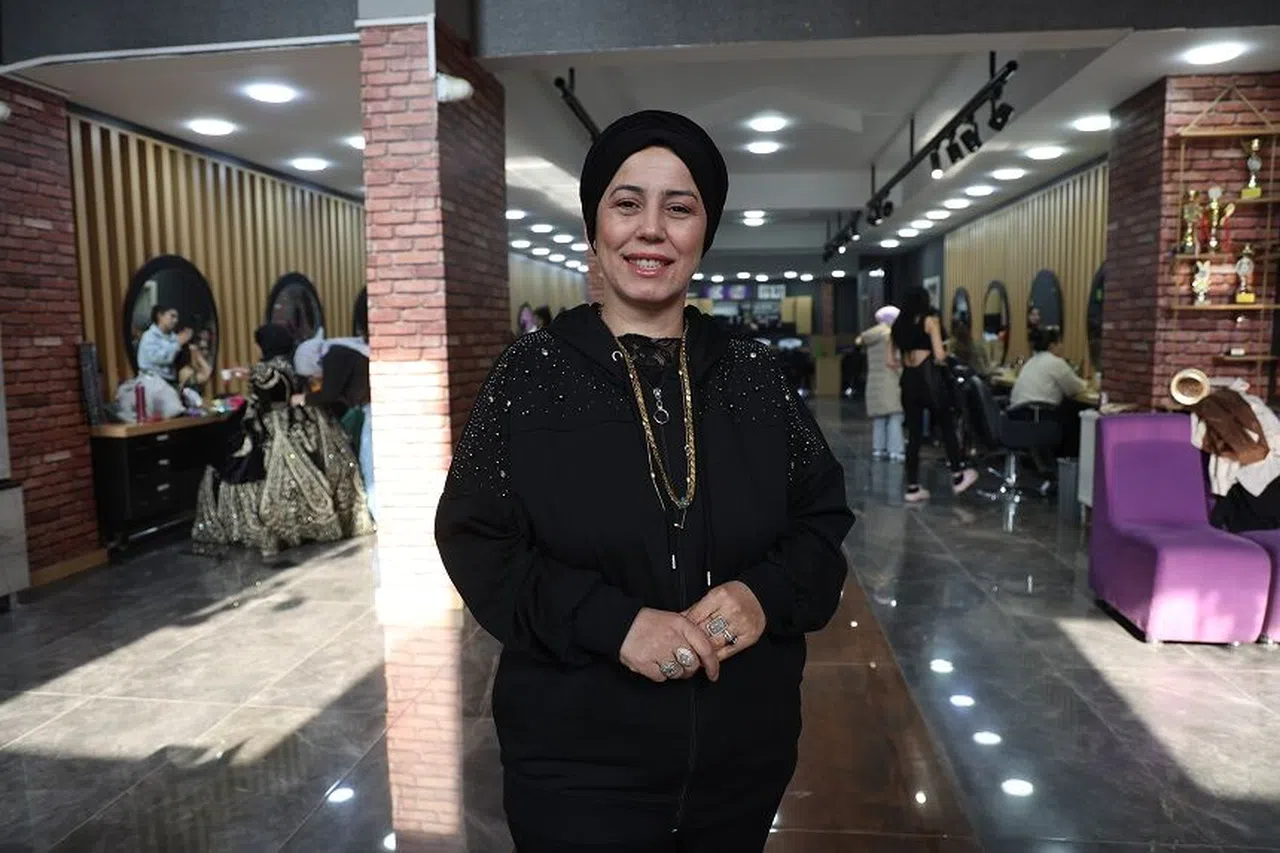 Depremde 4 çalışanını ve dükkanını kaybetti, pes etmeyip yeni iş yerini açtı