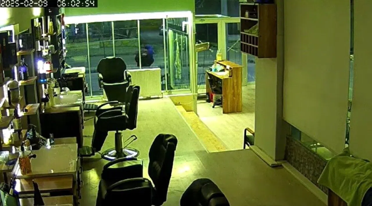Kuaför salonuna tekme ve taşlı saldırı