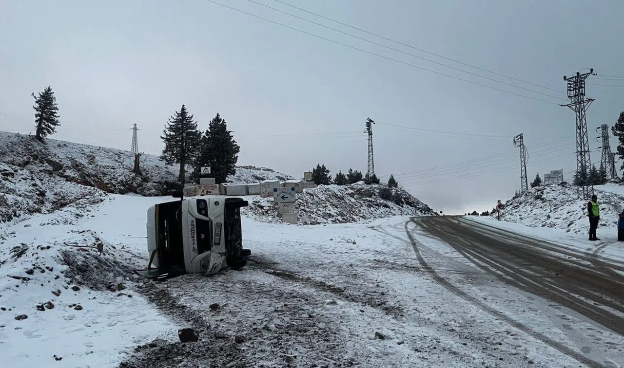 Okul servisi karlı yolda devrildi