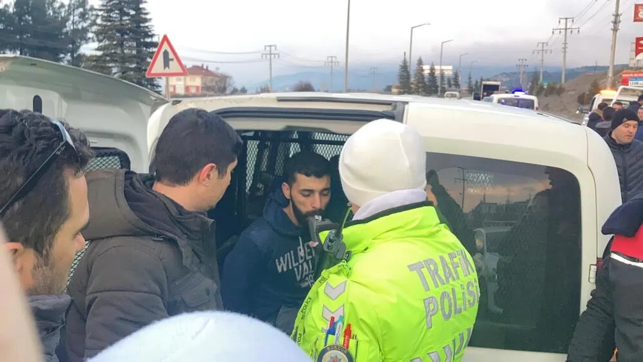 4 aracı hurdaya çeviren şüphelinin 41 suç kaydı çıktı