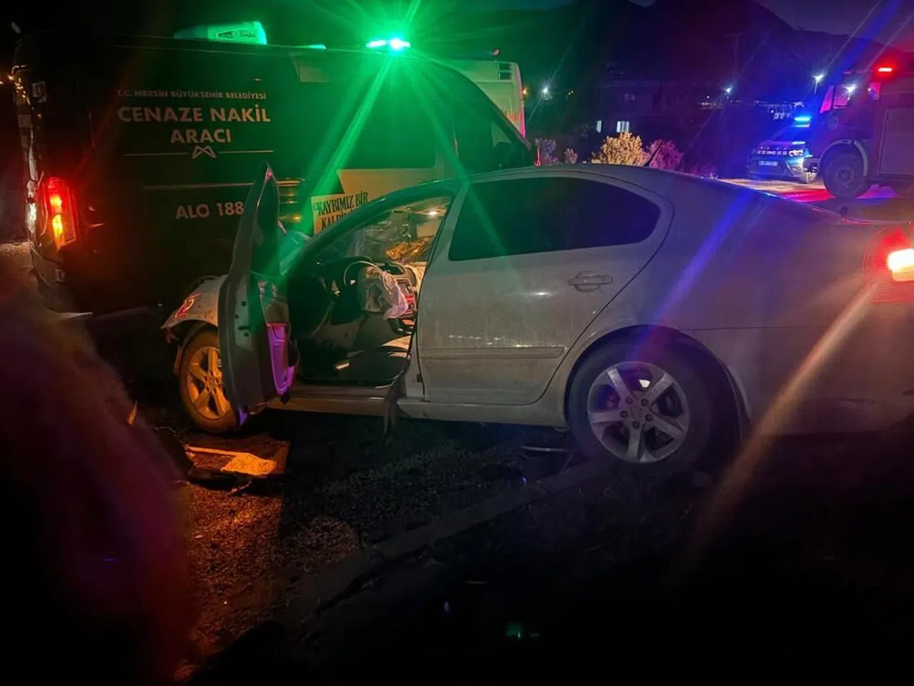 Karşı şeride geçen tır iki araca çarptı: 1 ölü, 4 yaralı