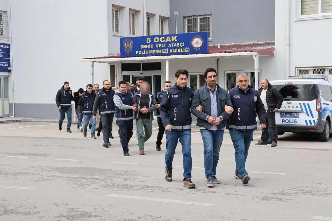 Kaçak göçmenlere VIP taşımacılık yapan şebeke çökertildi