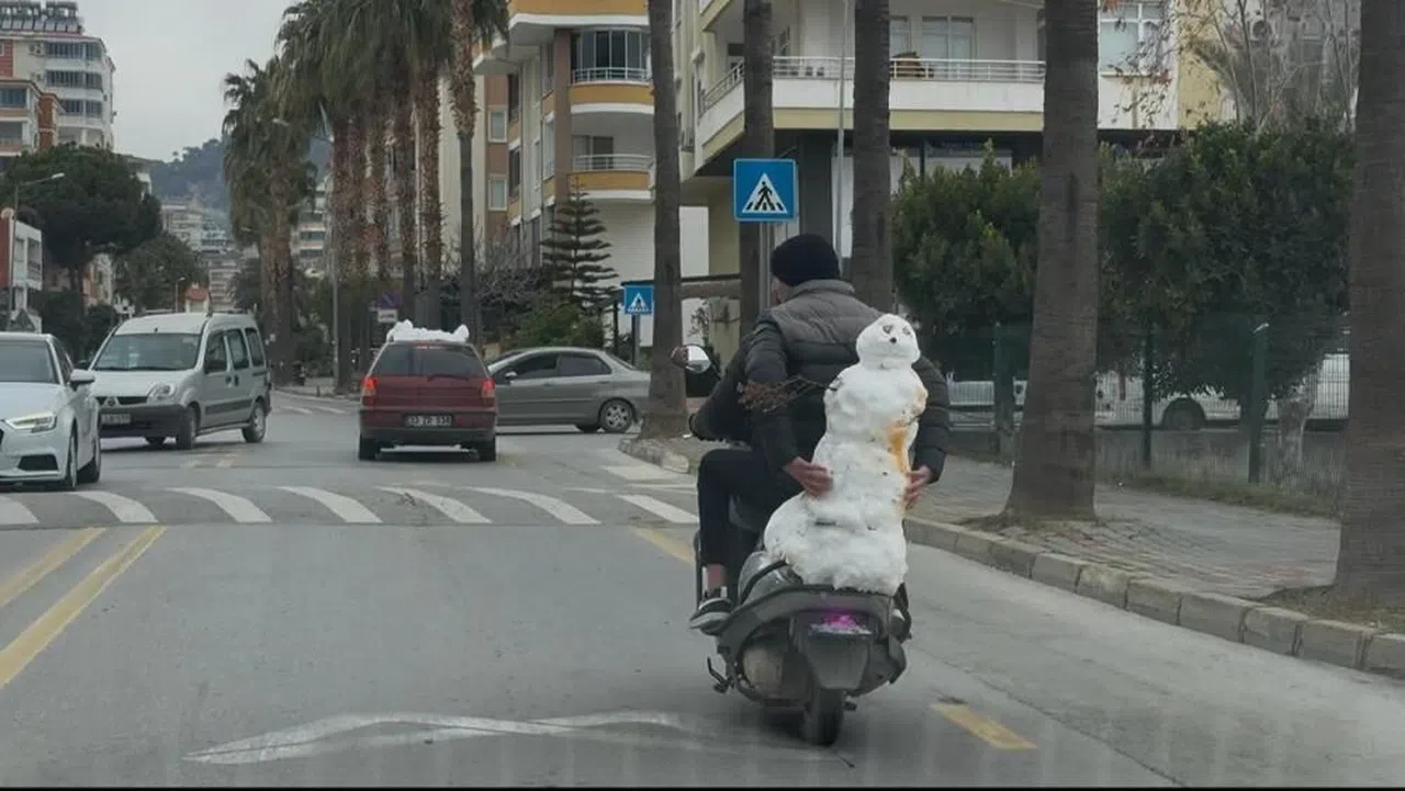 Kardan adamı motosikletle taşıdı