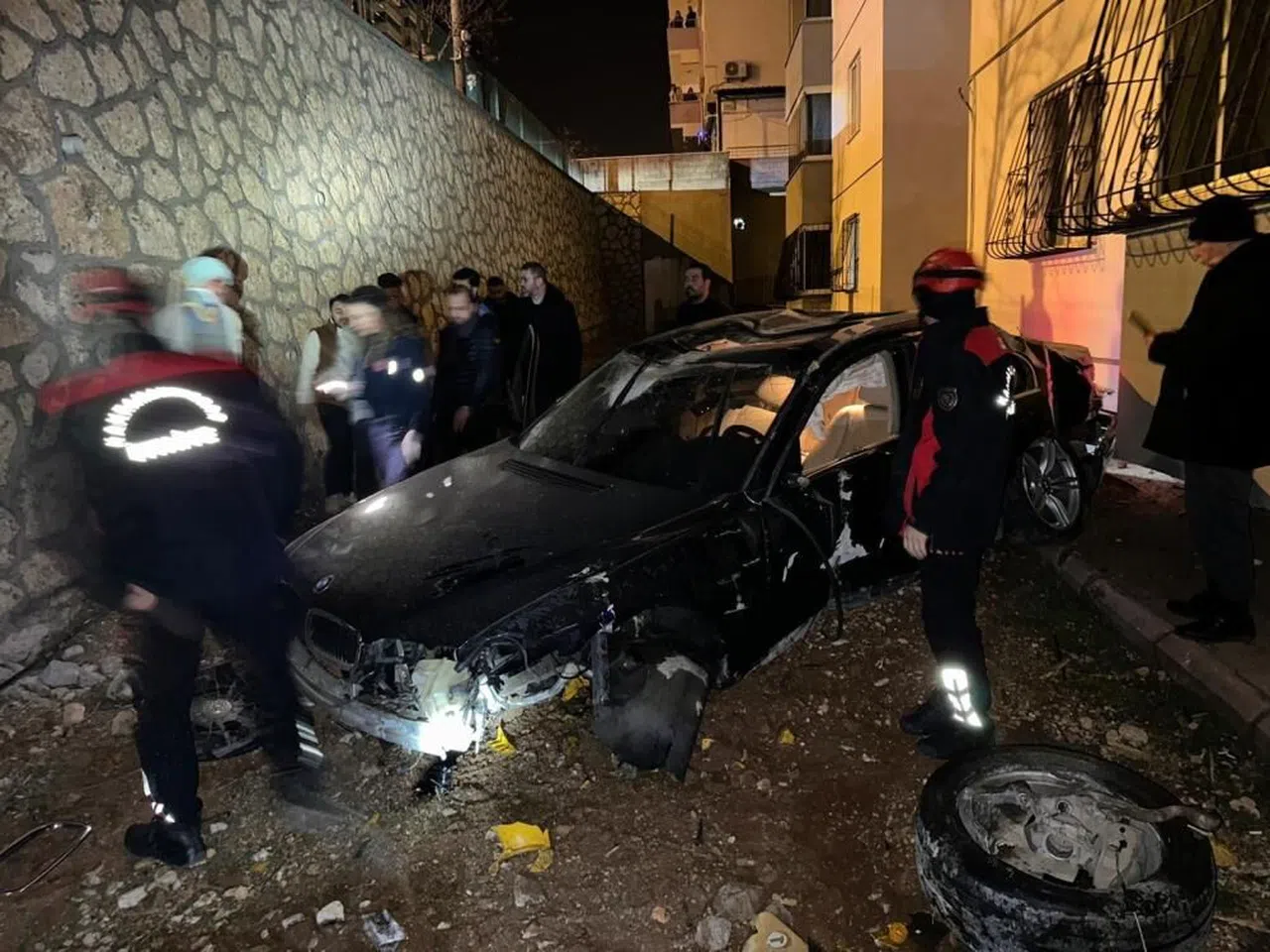 Kahramanmaraş'ta otomobil site bahçesine düştü