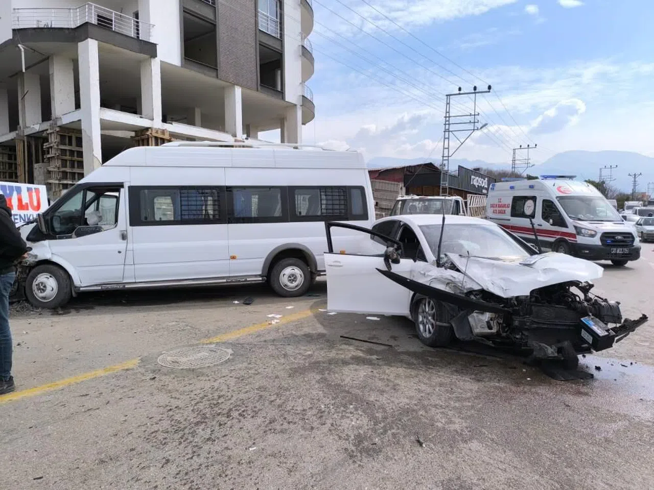 2 otomobilin çarpıştığı kazada 5 kişi yaralandı