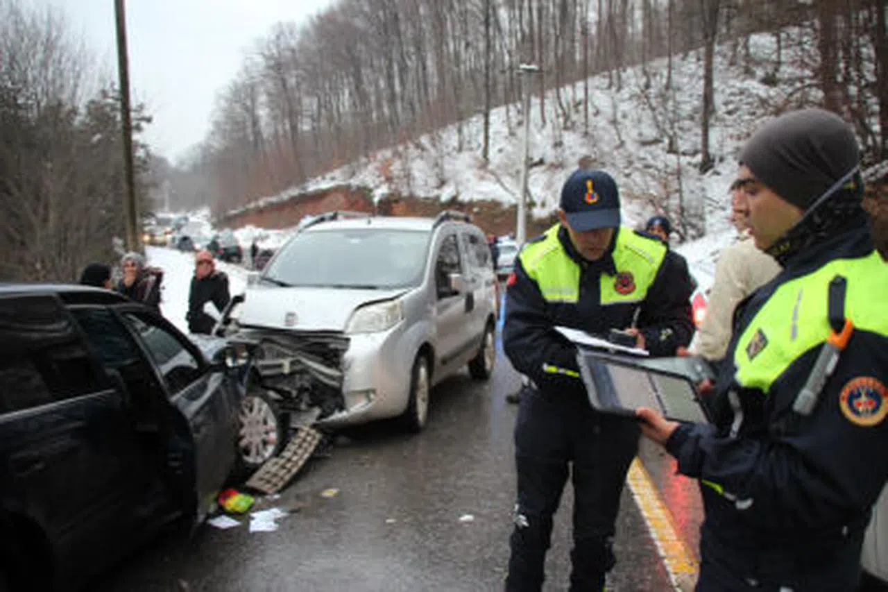 Alkollü otomobil sürücüsü, kızak şenliğine giden aileye dehşeti yaşattı