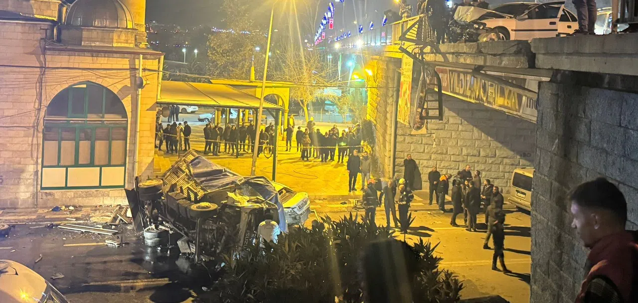 Freni boşalan kamyon dehşet saçtı