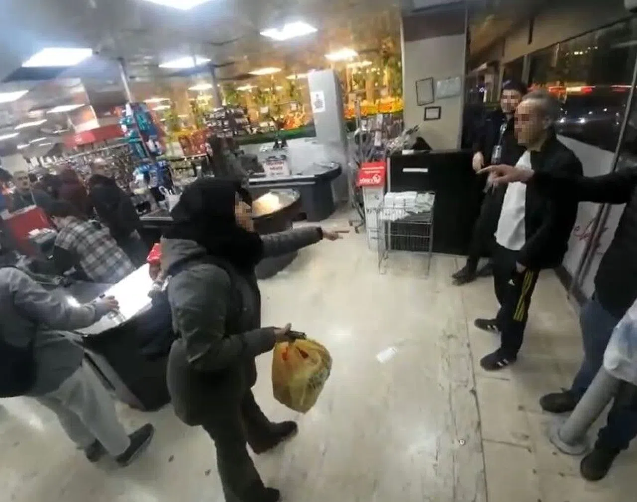 Çalışanlar fişe bakmak istedi, kadın "Ben hırsız mıyım?" diyerek sinir krizi geçirdi