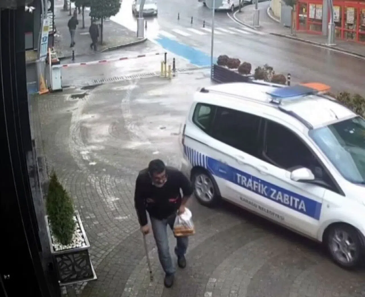 Dilencinin "Oscarlık" performansı zabıtayı görünce son buldu