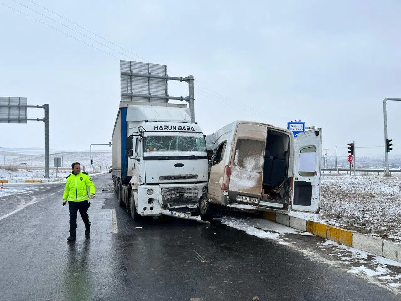 Çekici ile minibüs çarpıştı; 2’si ağır 8 yaralı