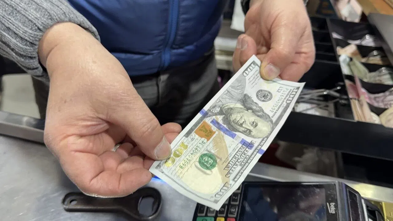 Sahte dolarla alışveriş yapıp para üstü aldı