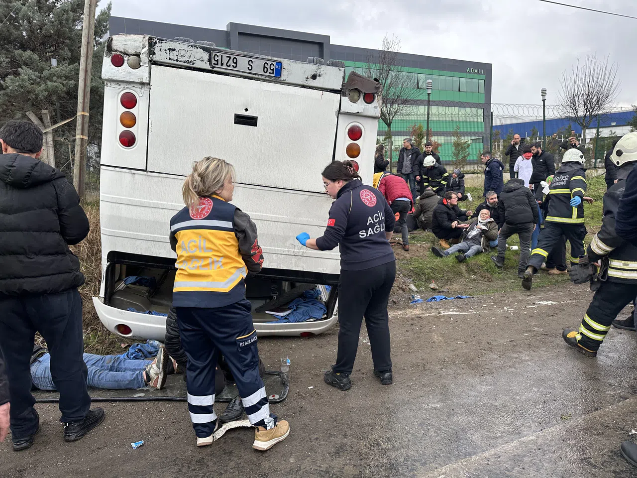 İşçi servisi minibüsü takla attı: 25 yaralı