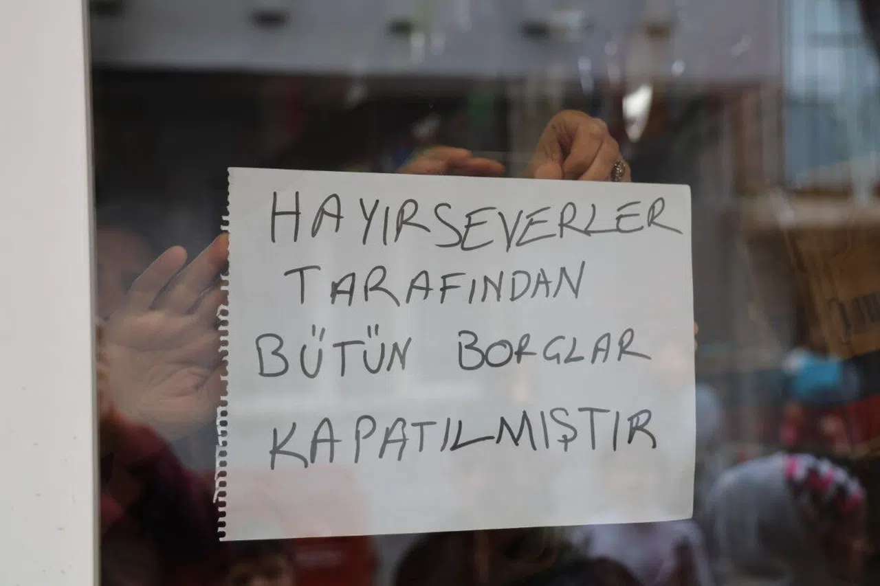 Mahallenin tüm bakkal borcunu ödedi