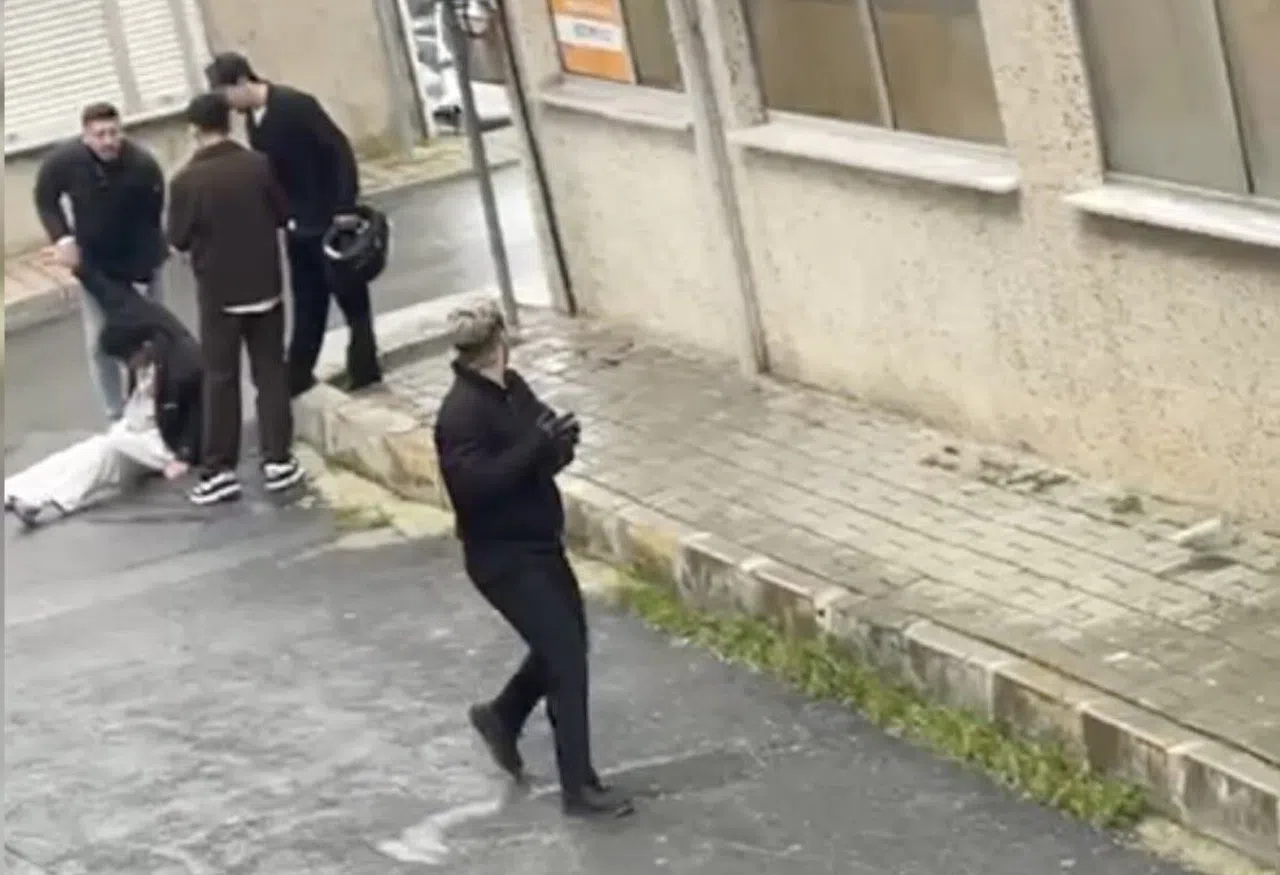 Tartıştıkları genci sokak ortasında acımasızca dövdüler