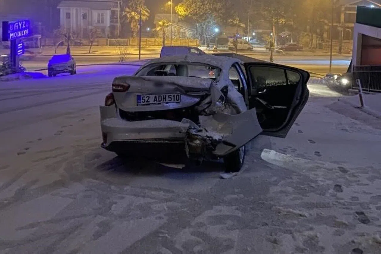 Kayan otomobil önündeki otomobile çarptı: 6 yaralı