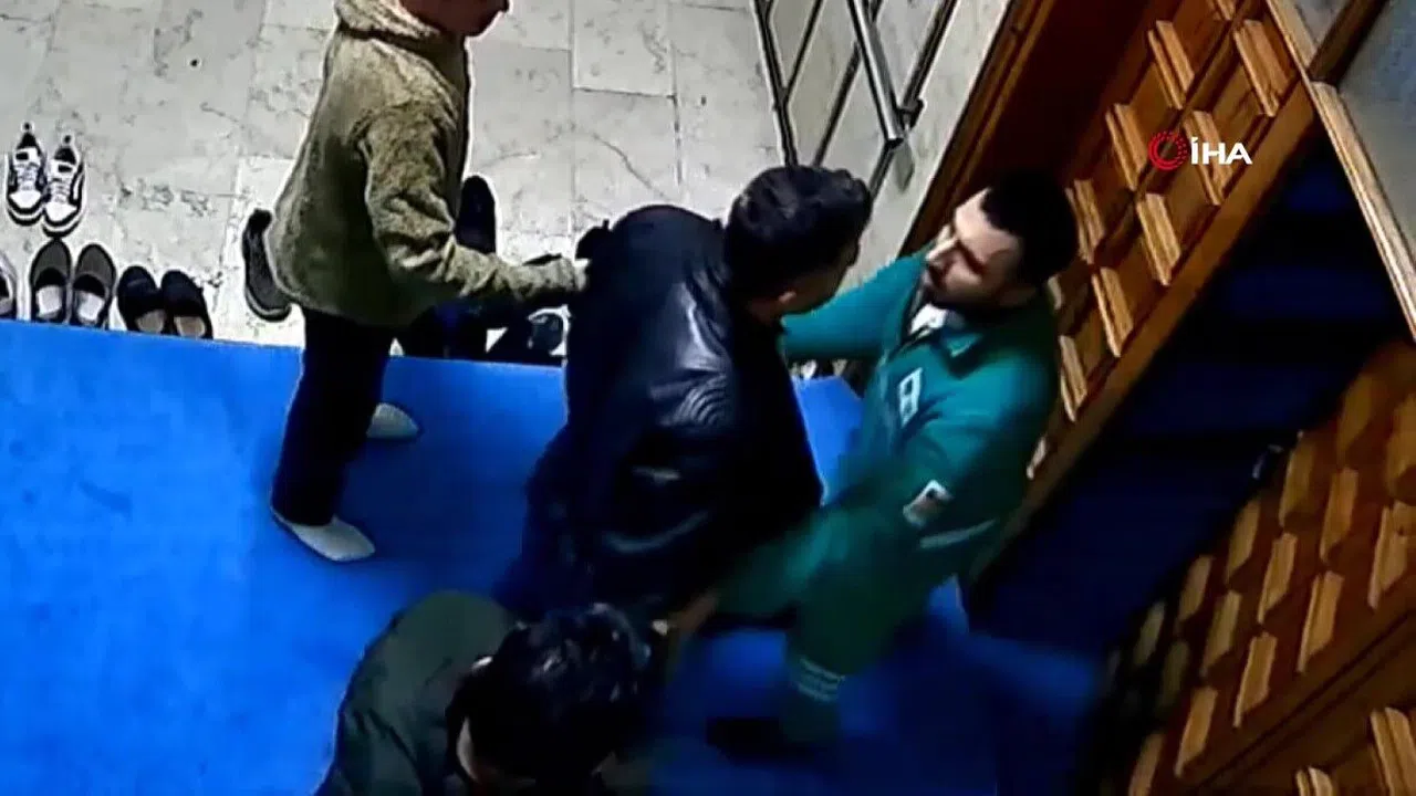 Dünya şampiyonu kick bokscu cami görevlisini dövdü