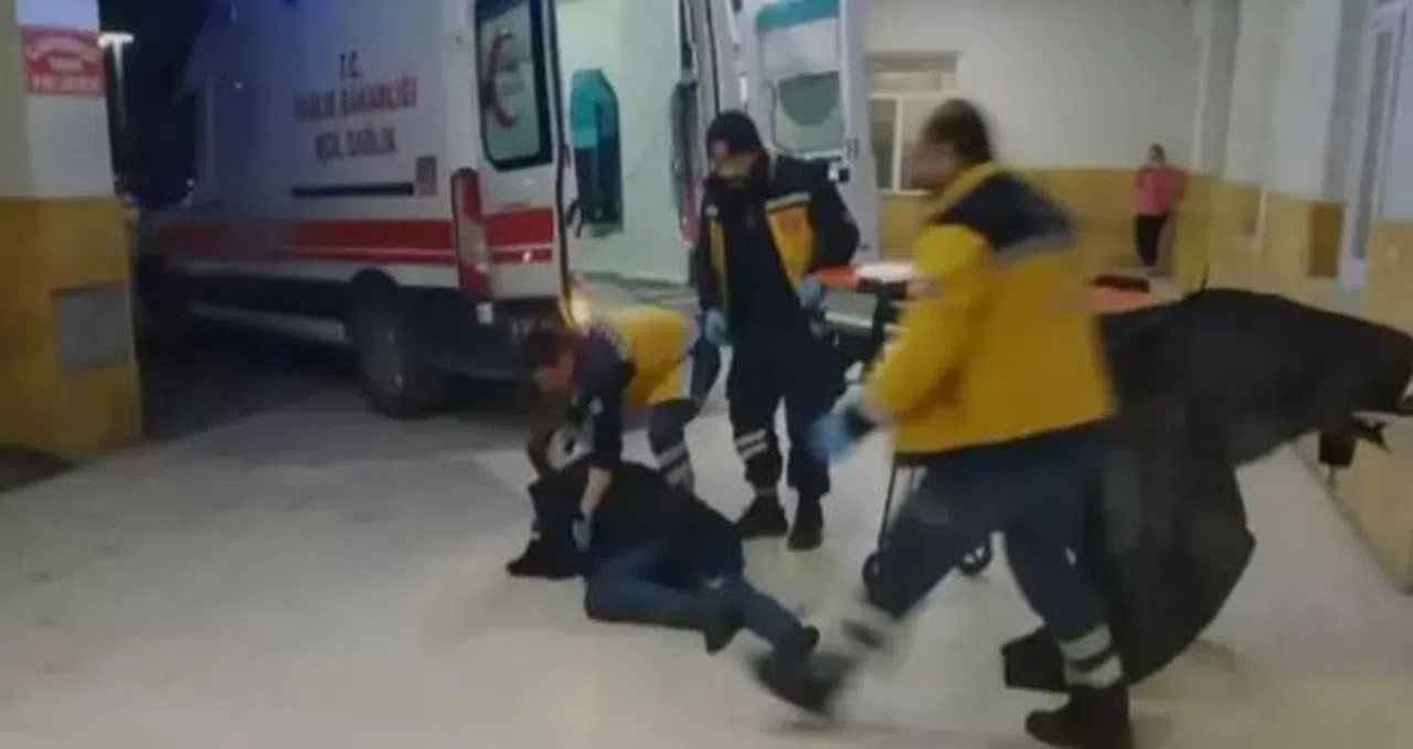 Sağlık ekipleri yaralıyı sedyeden düşürdü