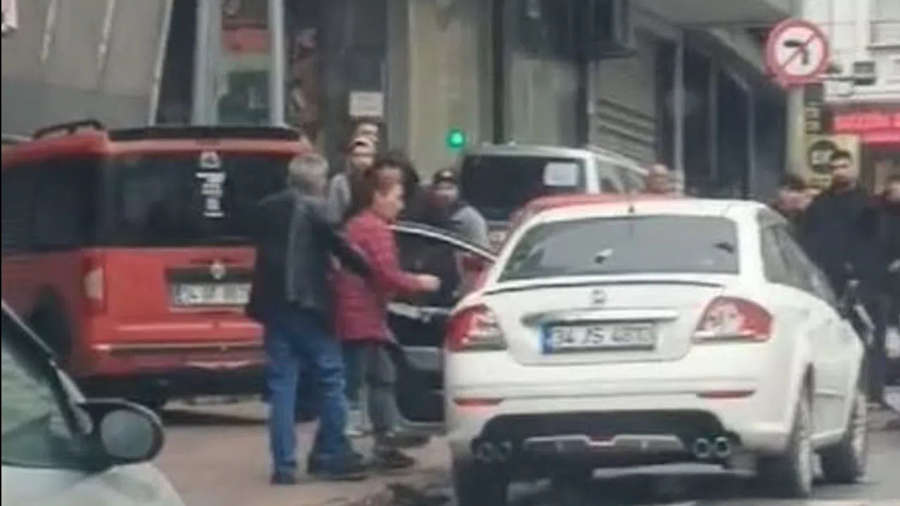 Kocasına sinirlenen kadın, arabayı çekiçle pert etti