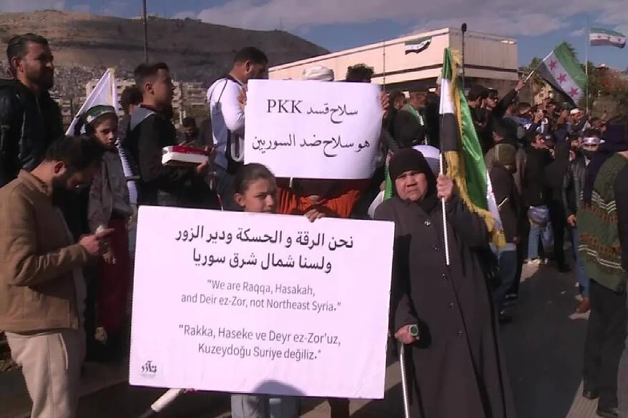 Suriye’de terör örgütü protestosu: "PKK Suriyelilere doğrultulan bir silahtır"