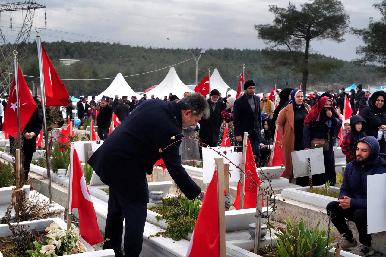 Milletvekili Debgici'den Deprem Şehitliğine Ziyaret