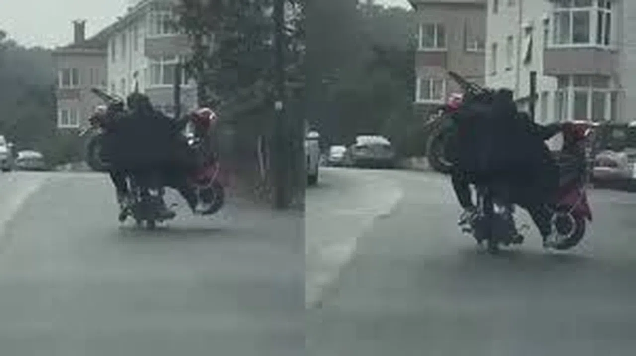 Tehlikeli yolculuk: Motosikletle motosiklet taşıdılar