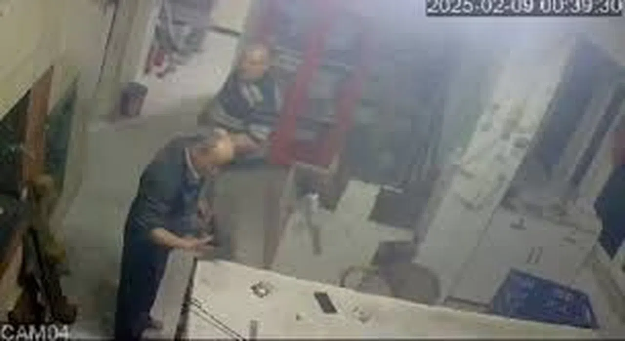 Şarja takılı olan cep telefonu alev aldı