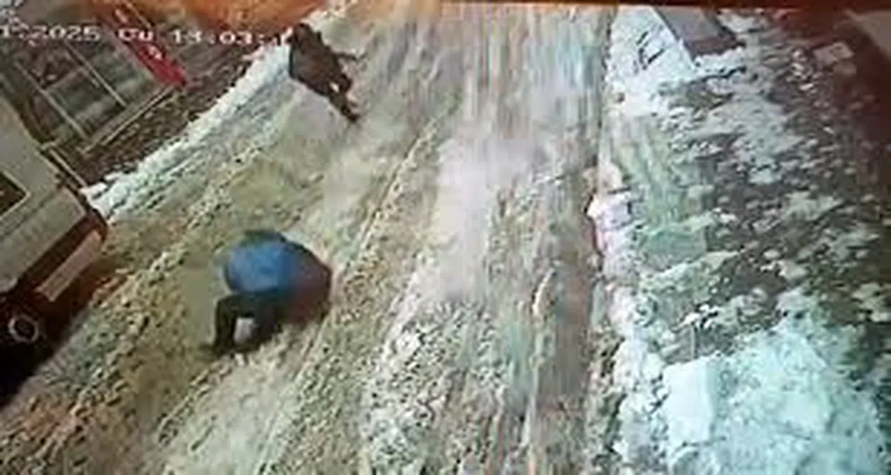 Yolda yürürken silahlı saldırıya uğradı