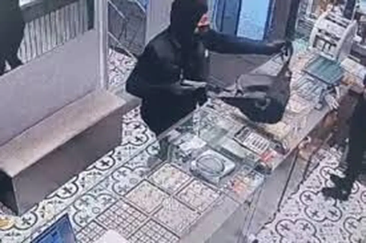 Altın dolu çanta son anda dolaba takıldı, soyguncu kısa sürede yakalandı