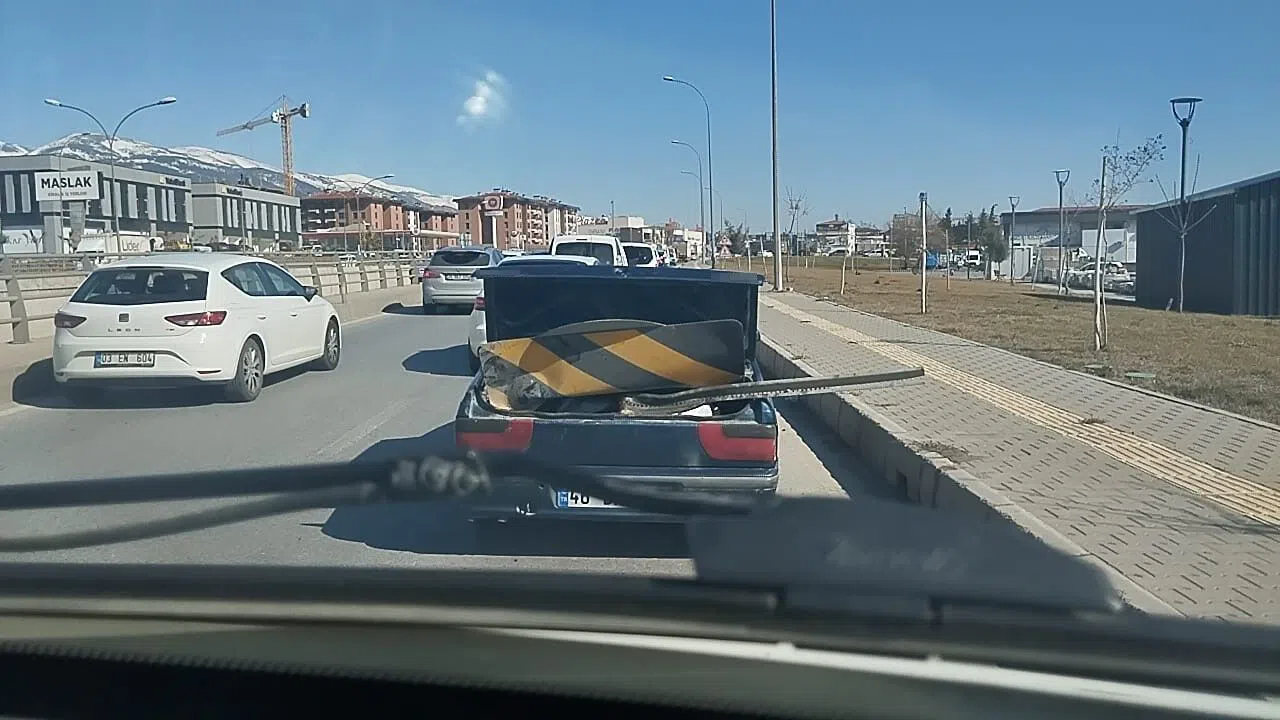 Kahramanmaraş'ta Karayolu işaret levhasını otomobil ile taşıdı
