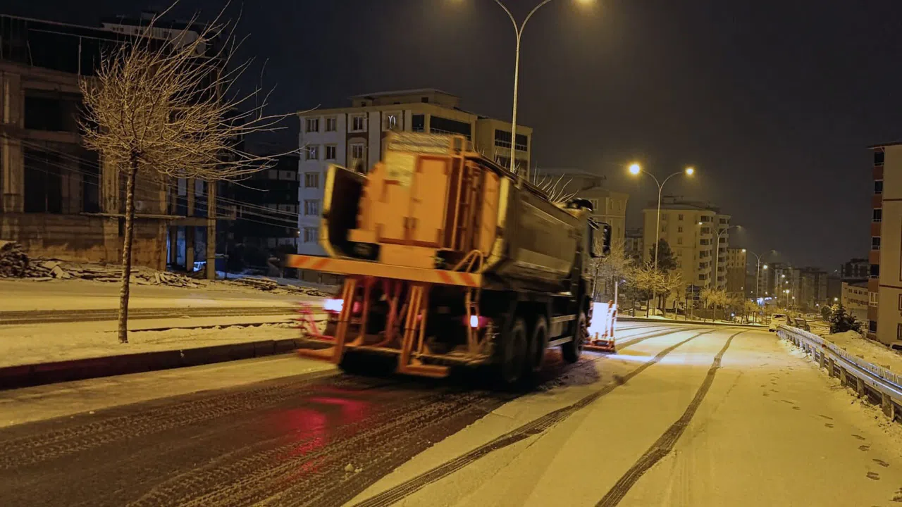 Büyükşehir Ekipleri Tüm İlçelerde Sabaha Kadar Mesaideydi