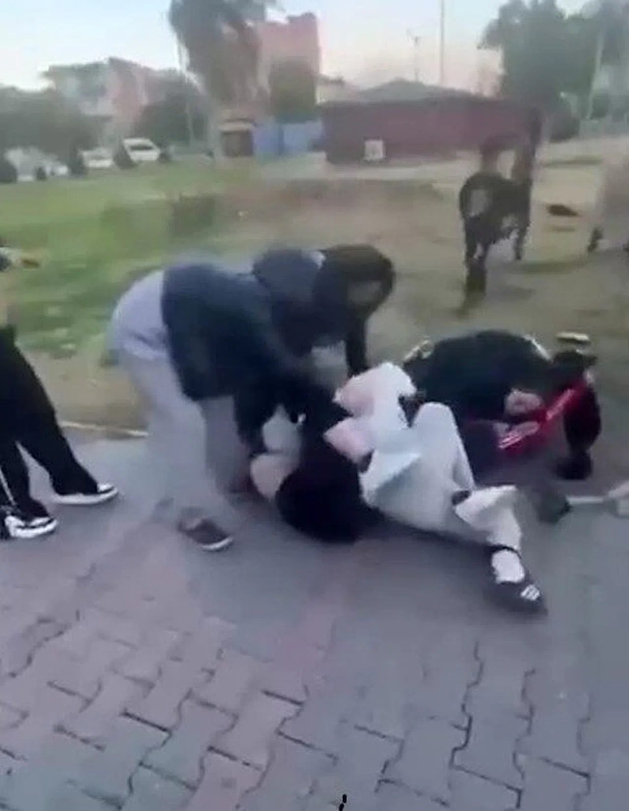 Kızların yumruk yumruğa kavgası kamerada