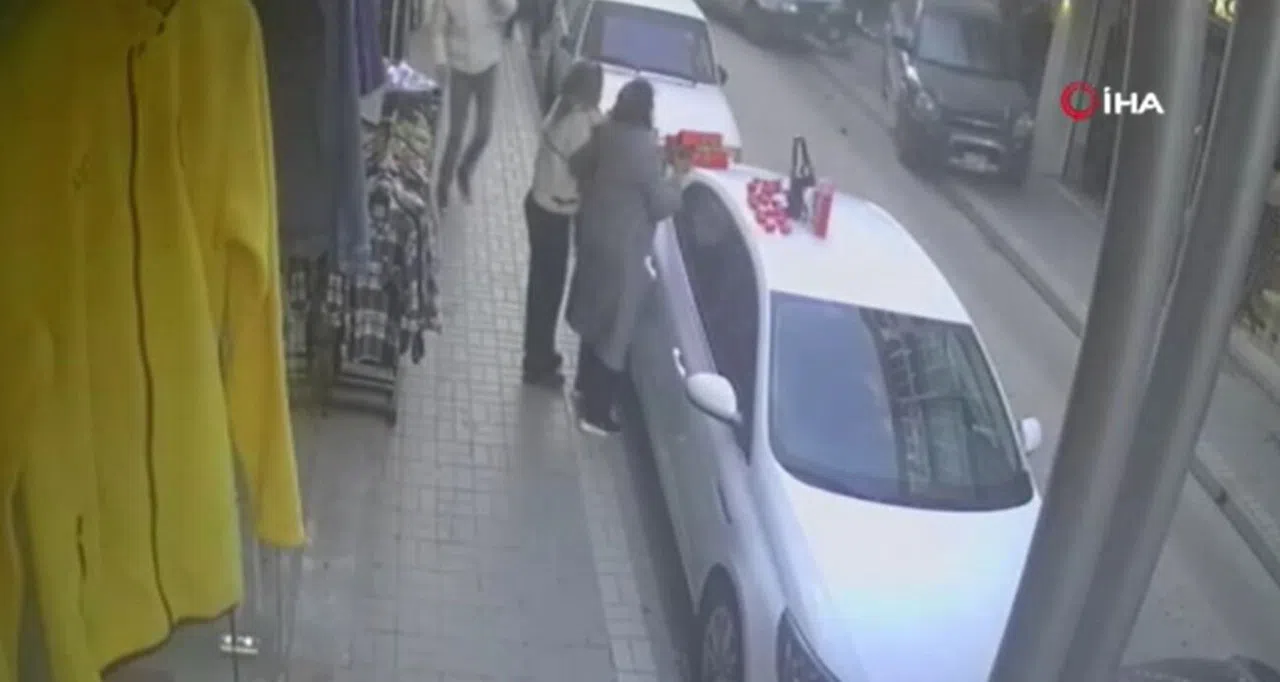 Öfkeyle arabaya bindi, sokaktan geçen vatandaşa çarptı