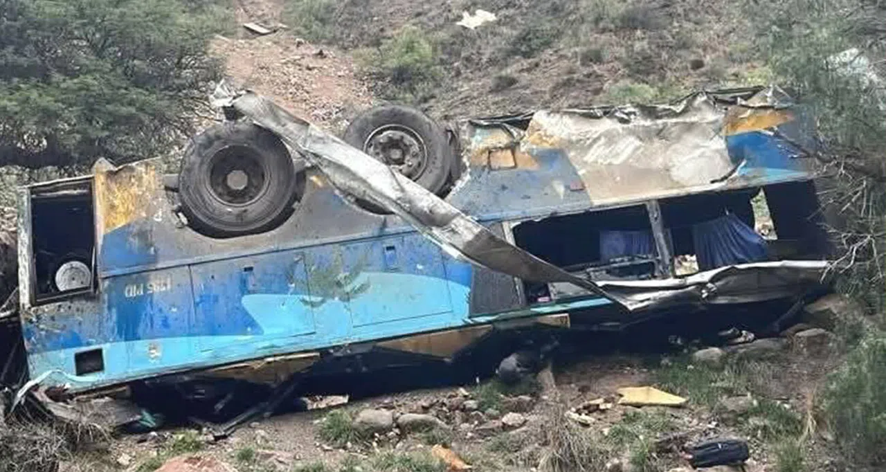 Yolcu otobüsü uçurumdan yuvarlandı: 31 ölü