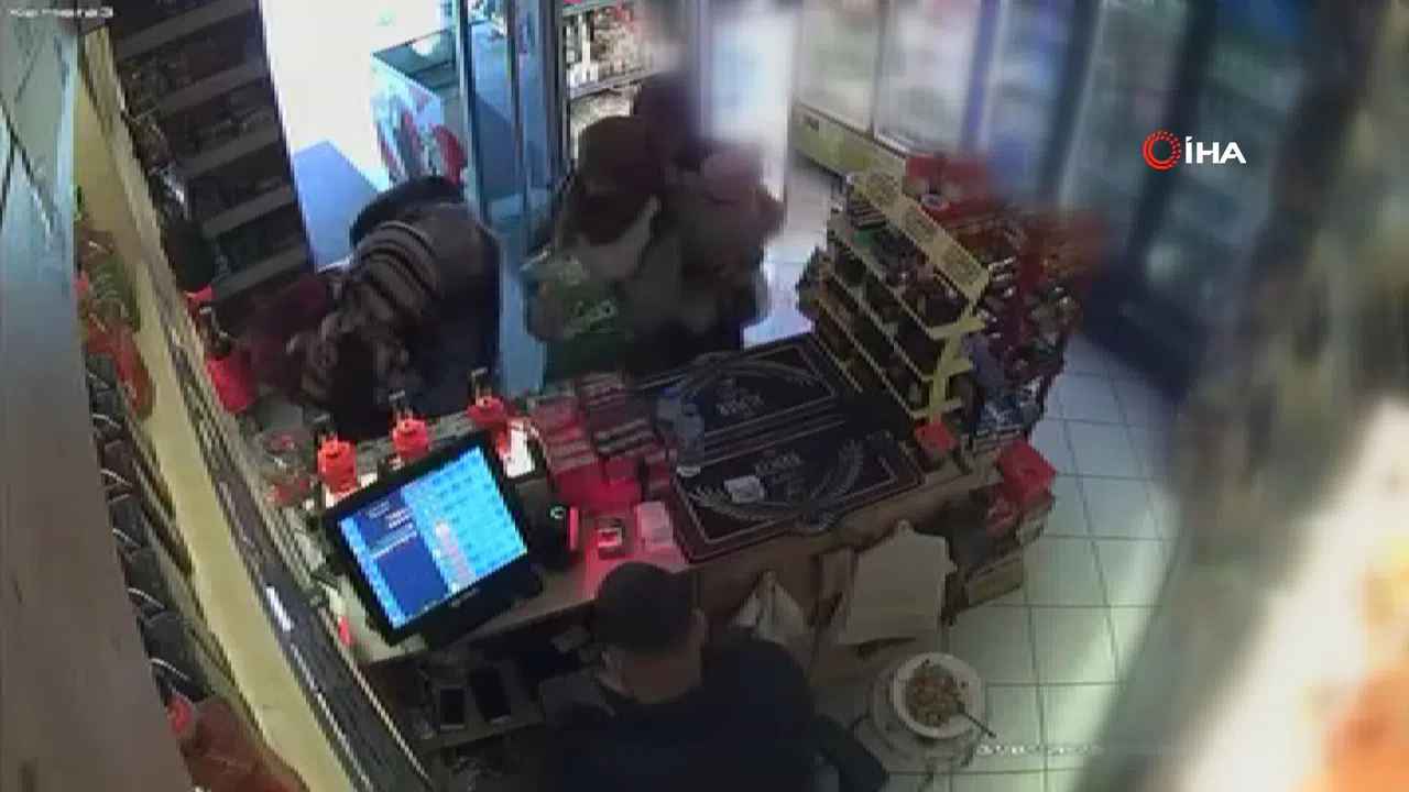 Çaldıkları ürünleri eteğinin altına sakladı