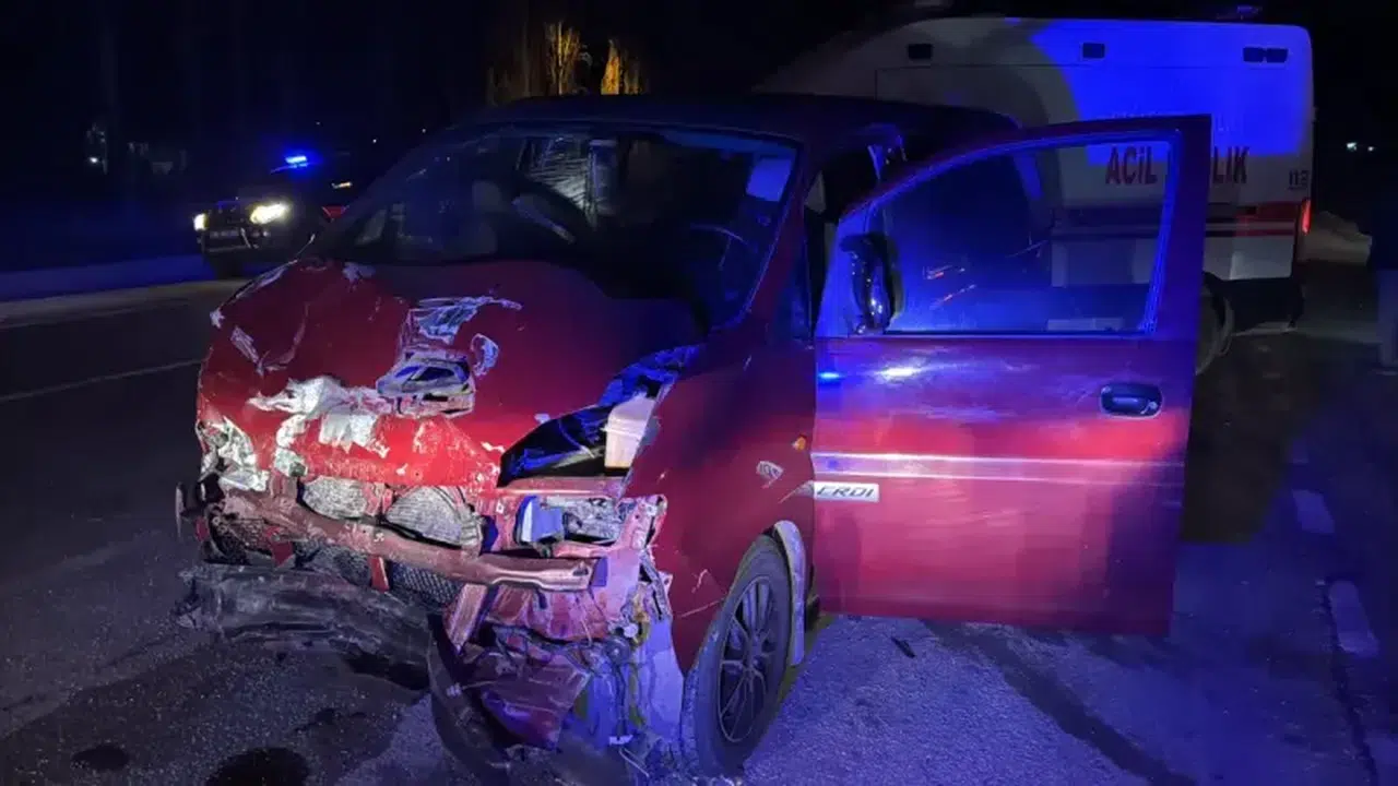 Minibüs hafif ticari araçla çarpıştı: 7 yaralı