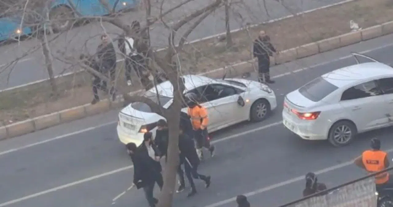 Aracın önünü kesip sürücüyü darp ettiler