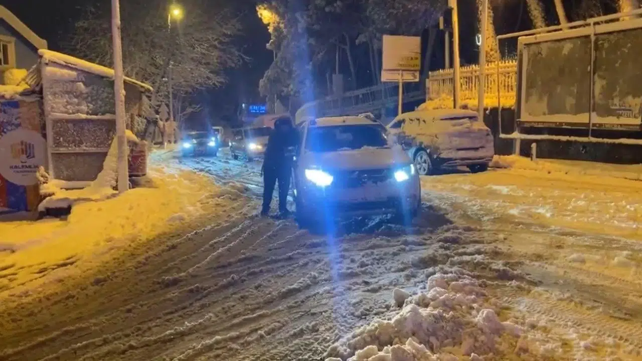Sürücüler kar nedeniyle zor anlar yaşadı