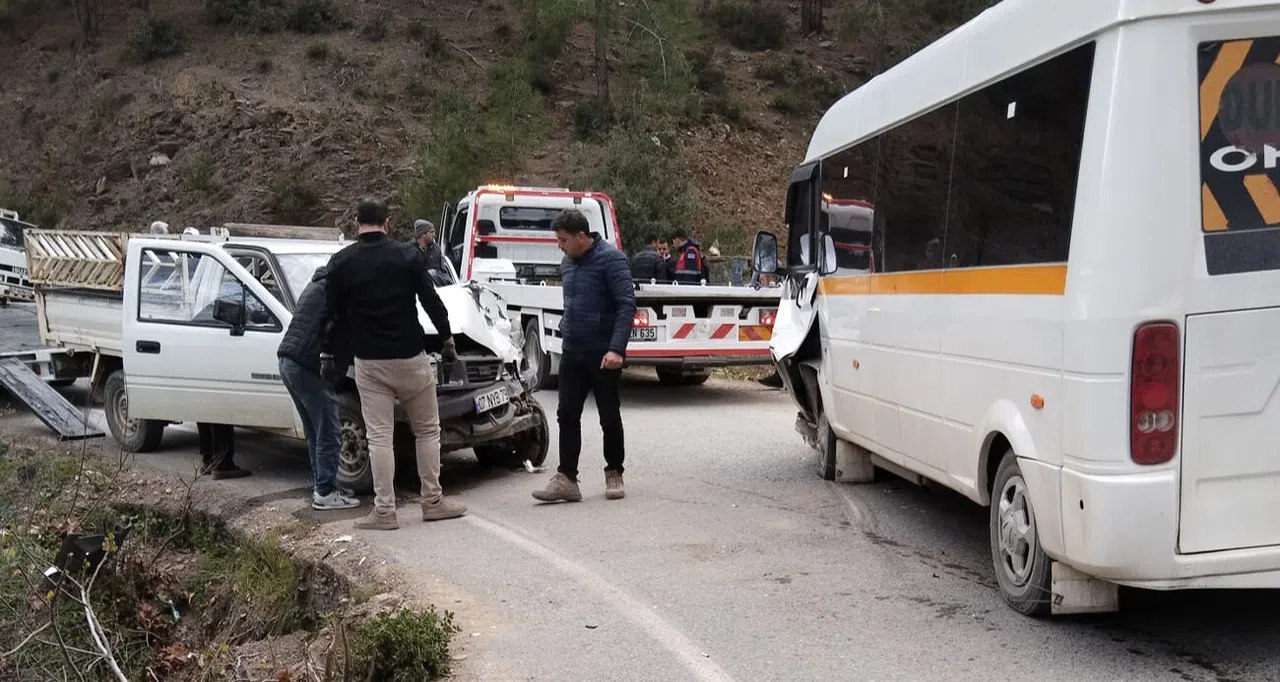 Öğrenci servisi ile kamyonet çarpıştı: 24 yaralı