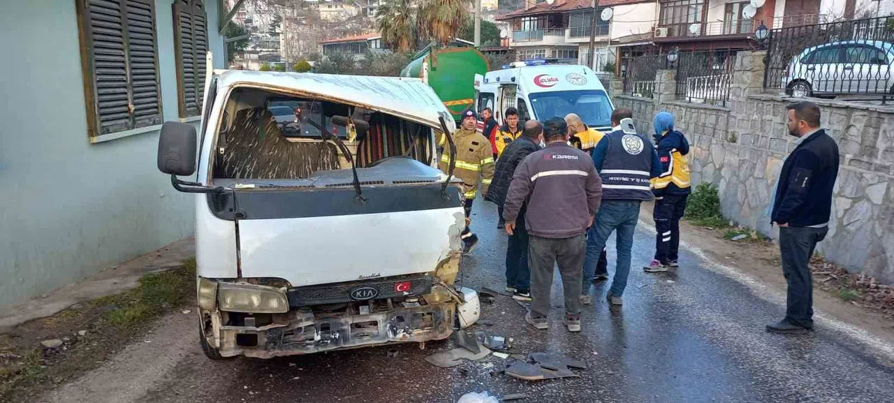 Kamyonet, kamyonla kafa kafa çarpıştı: 1 yaralı